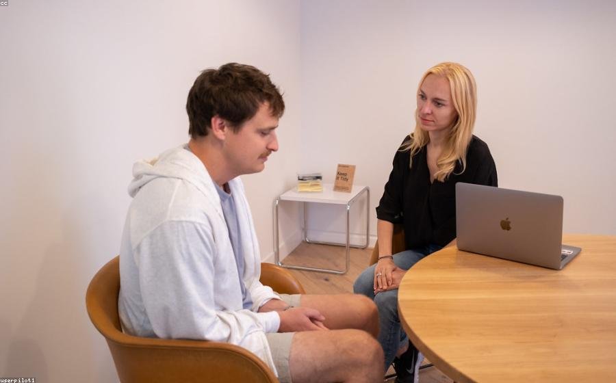 用户在电脑与手机上填写企业官网询盘表单，移动端表单体验优化